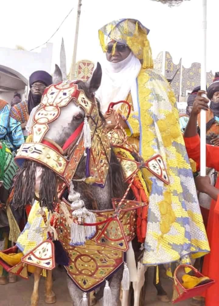 hotuna keffi:- hawan daushen sarkin keffi tare da mukarrabansa